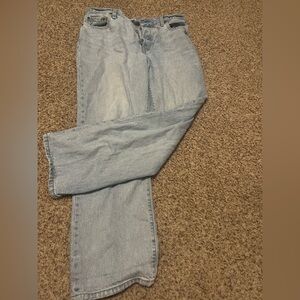 Light wash straight leg jeans from Levi’s in waist size 29 and length 30
